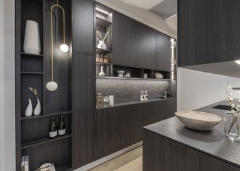 Scullery Elegant Dark Wood Gold Accents Cube Dentro